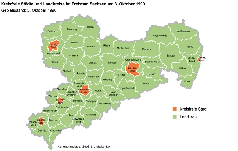 Das Bild zeigt eine Karte des Freistaates Sachsen. Darauf zu sehen sind die Kreisfreien Städte und Landkreise mit Gebietsstand 3. Oktober 1990