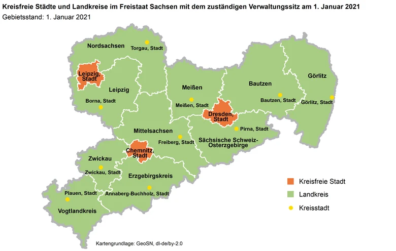 Das Bild zeigt eine Karte des Freistaates Sachsen. Darauf zu sehen sind die Kreisfreien Städte und Landkreise mit dem zuständigen Verwaltungssitz am 1. Januar 2021